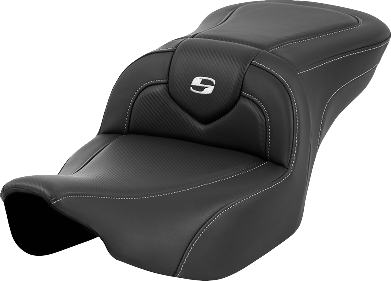 SADDLEMEN Roadsofa™ Seat - Carbon Fiber - Silver Stitch/Silver Logo - without Backrest - FL '23-'24