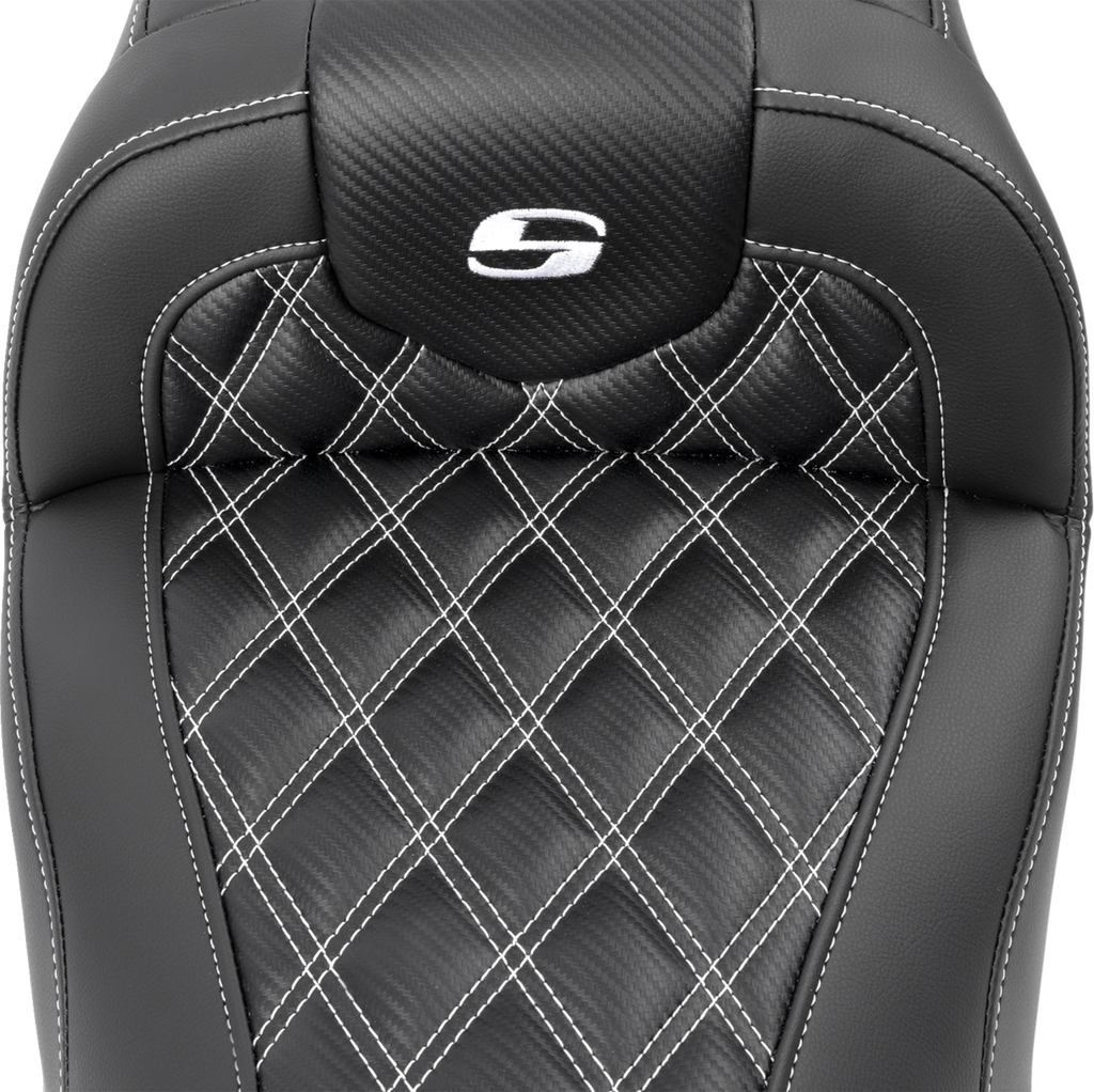 SADDLEMEN RoadSofa™ Seat - without Backrest - Carbon Fiber - Lattice Stitch - White Stitch - FLTR/FLHX '23-'24