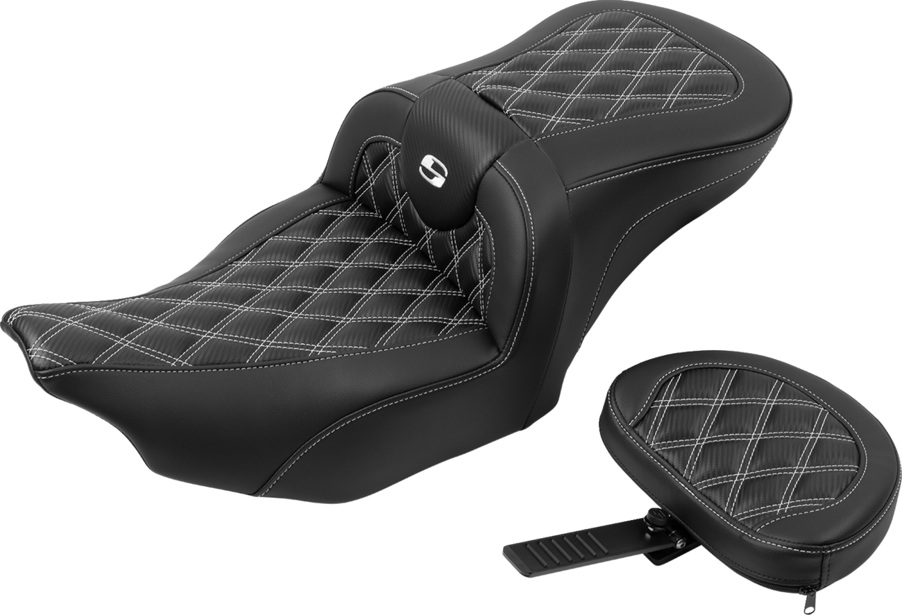 SADDLEMEN RoadSofa™ Seat - with Backrest - Carbon Fiber - Lattice Stitch - White Stitch - FLTR/FLHX '23-'24