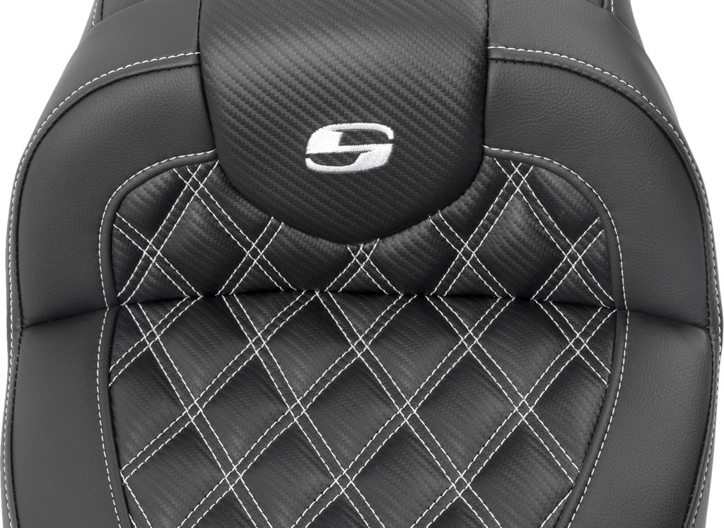 SADDLEMEN RoadSofa™ Seat - with Backrest - Carbon Fiber - Lattice Stitch - White Stitch - FLTR/FLHX '23-'24