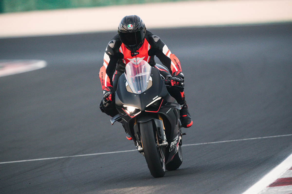 AGV Pista GP RR Helmet - Iridium Carbon (8)